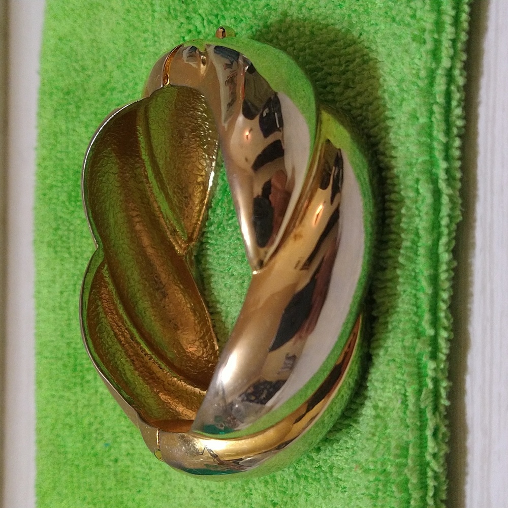 Vintage 1980s Shiny Gold Tone Hinged Puff Cuff Bracelet